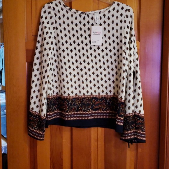 minimi Tops - NWT stylish top slits in both sides of arm